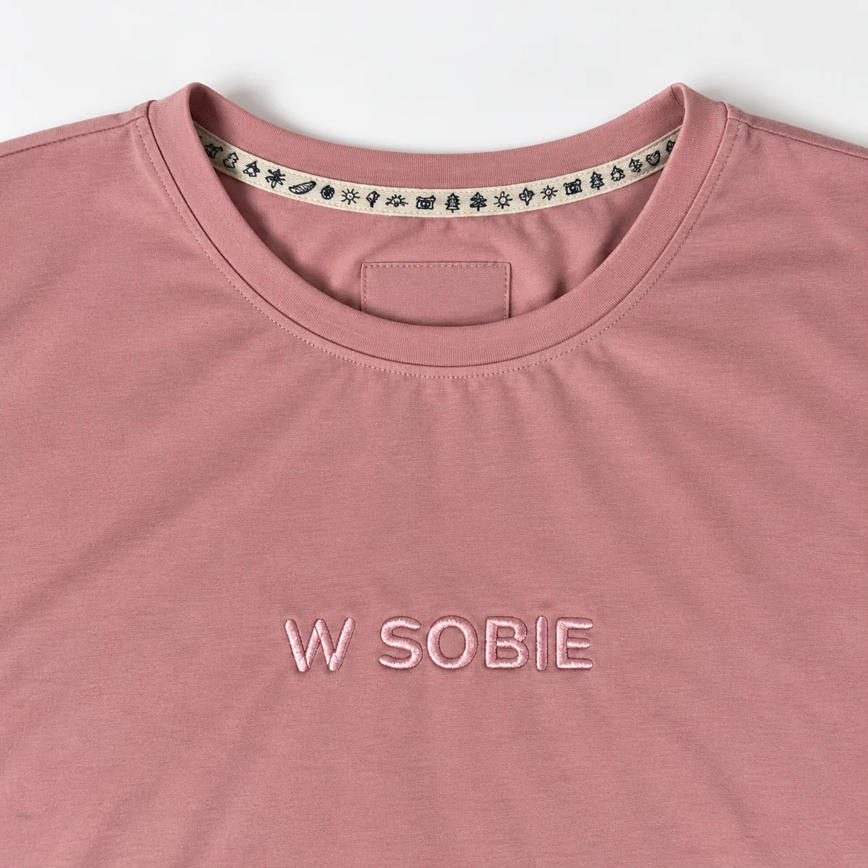 Makro haftu W SOBIE na t-shircie w kolorze brudnego różu