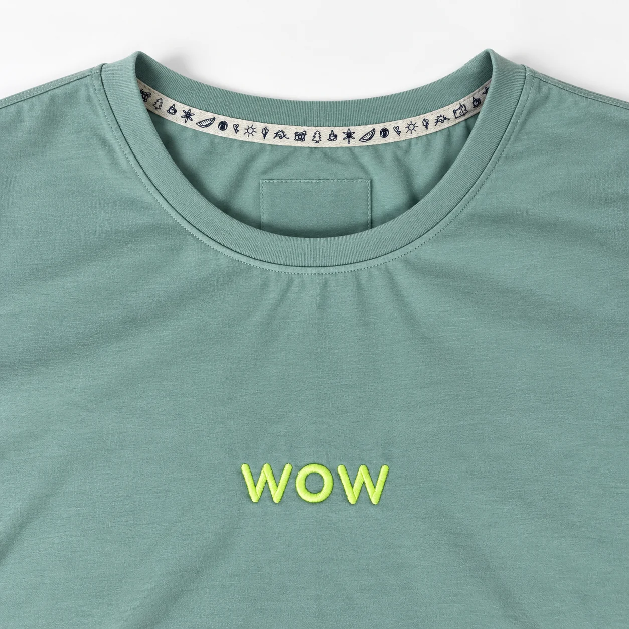 Makro haftu WOW na szałwiowym t-shircie